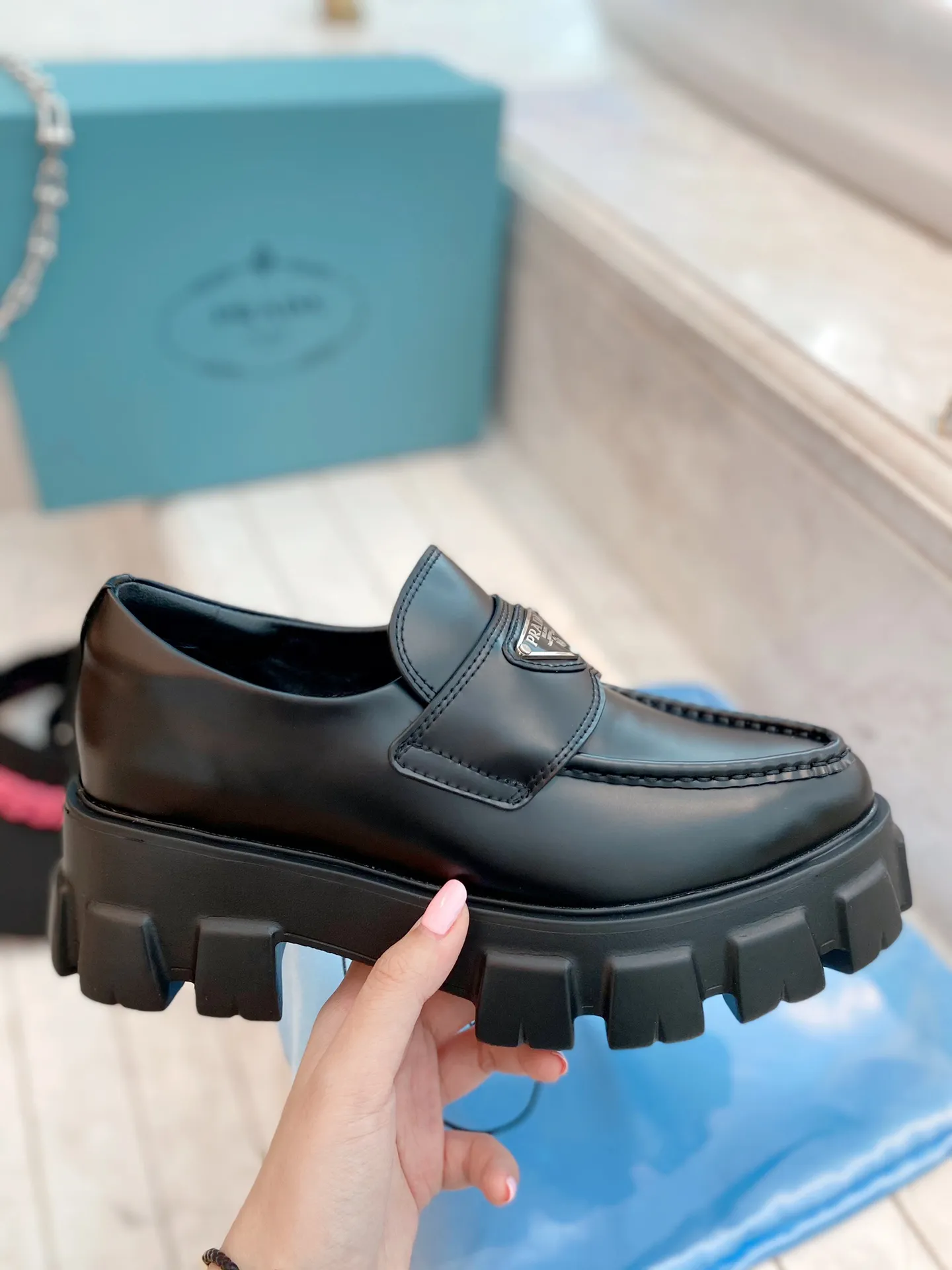 ✨Ex-factory price p480✨ Women's shoes Women's clothing Women's shoes factory Women's shoes Women's clothing ✨Ex-factory price pRADA Prada 2021 spring and summer upgraded version of the triangular logo loafers Compared to last year's old loafers, the triangle logo of this one has been changed to silver, and a gear print design has been added to the welt, making it feel more delicate and fashionable! The thick-soled design can add a lot of height to your feet!  Purchase the original, disassemble and reproduce it to restore the authentic taste. The top purchasing version!  qThe upper is made of original open-edge beaded cowhide, which is super textured. The lining is made of top-grade mixed sheepskin. z✨Ex-factory price pOpen-molded outsole is non-slip and wear-resistant. Size 35-41